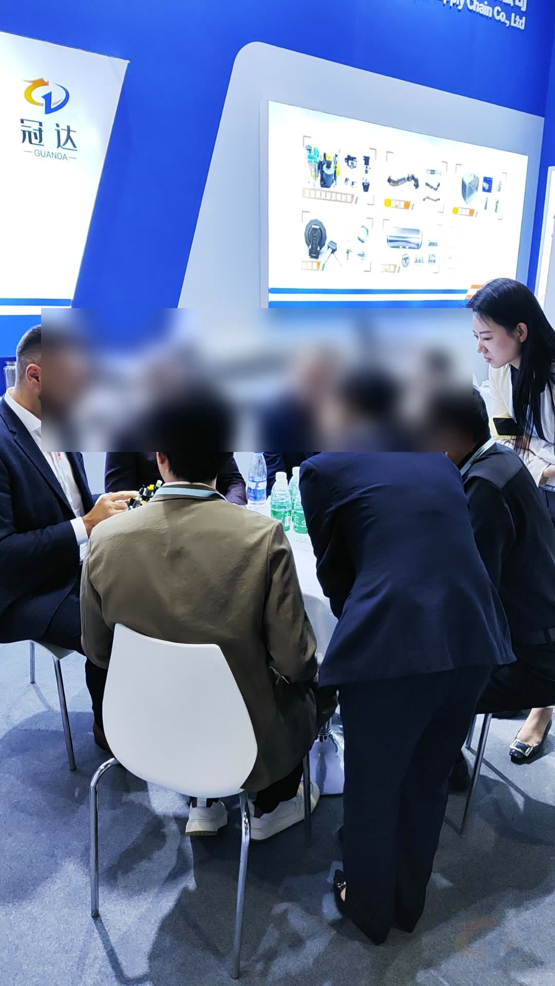 Команда Guanda обсуждает компоненты с клиентами на выставочном стенде