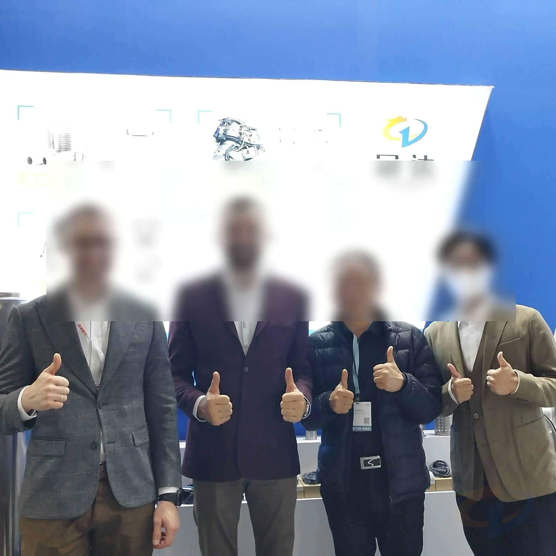 Команда Guanda и международные партнеры на выставочном стенде